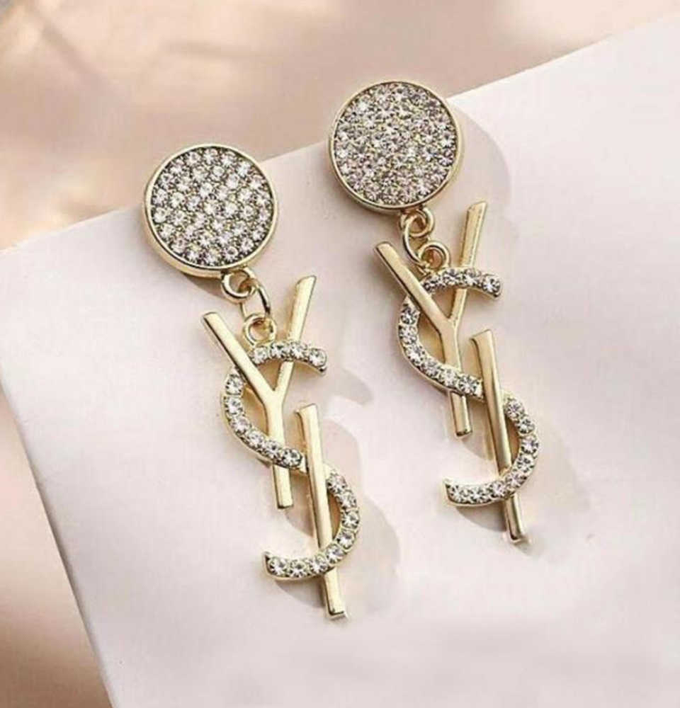 Stud Fashion Women Designer Earrings Ear Stud Brand 18K Gold Plated Designers Geometry Letters Crystal Earring Wedding Party Jewerlry Classic Style
Stud Fashion Women Designer Earrings Ear Stud Brand 18K Gold Plated Designers Geometry Letters Crystal Earring Wedding Party Jewerlry Classic Style