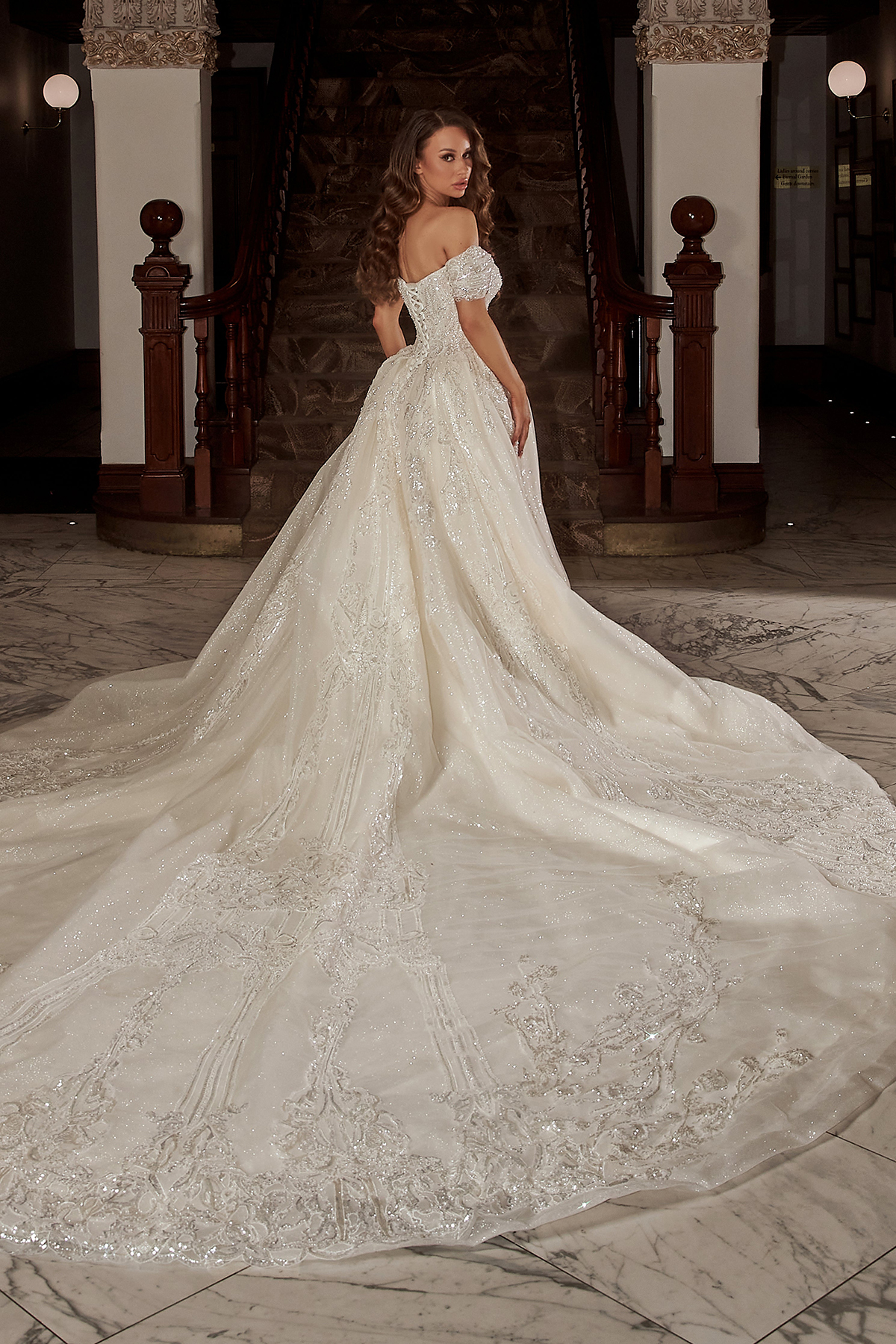 Elegant Ball Gown Wedding Dresses Sleeveless V Neck Off Shoulder Sequins Applique 3D Lace Ruffles Bridal Gowns Formal Dress Plus Size Custom Made Vest