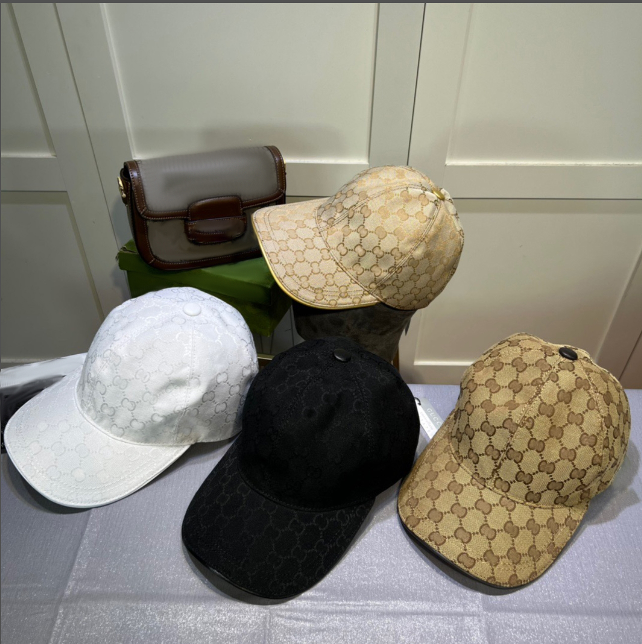 Luxurys designers caps letter baseball cap quality summer beach casual hat casquette solid color fashion Seaside travel sunhat very nice, White
Luxurys designers caps letter baseball cap quality summer beach casual hat casquette solid color fashion Seaside travel sunhat very nice, White
