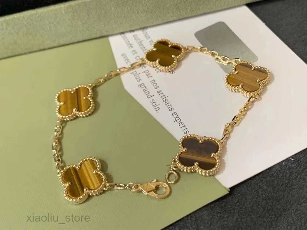 Bracelets Designer 55555Charm Bracelets Brand Clover Luxury Bracelet 18K Gold Love Bangle 4 Leaf Clovers Bracelets Shining Crystal Diamond Party Jewelry
Bracelets Designer 55555Charm Bracelets Brand Clover Luxury Bracelet 18K Gold Love Bangle 4 Leaf Clovers Bracelets Shining Crystal Diamond Party Jewelry