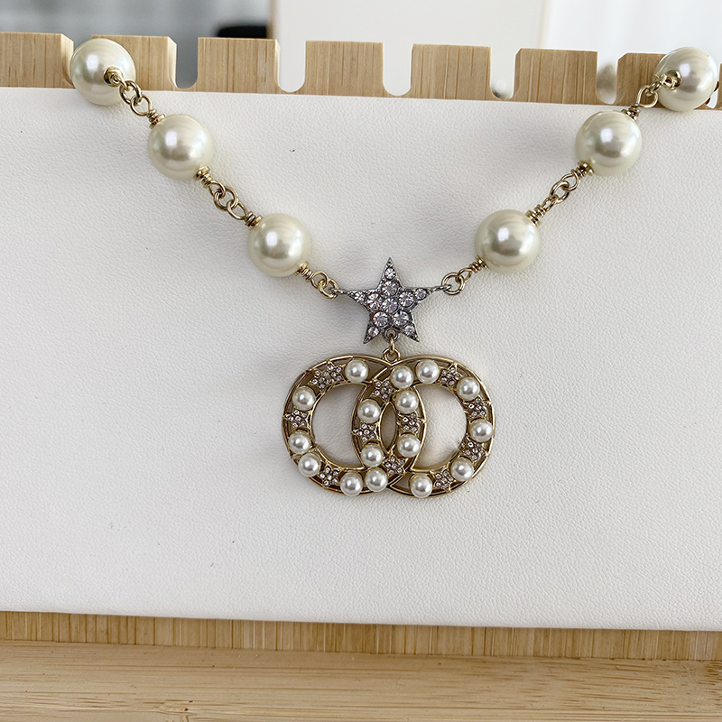Star Double Letter Pendant Pearl Necklace Designer for Women Never Fade Diamond 18K Gold Plated Sweater Chain Wedding Gift Jewerlry Accessories
Star Double Letter Pendant Pearl Necklace Designer for Women Never Fade Diamond 18K Gold Plated Sweater Chain Wedding Gift Jewerlry Accessories