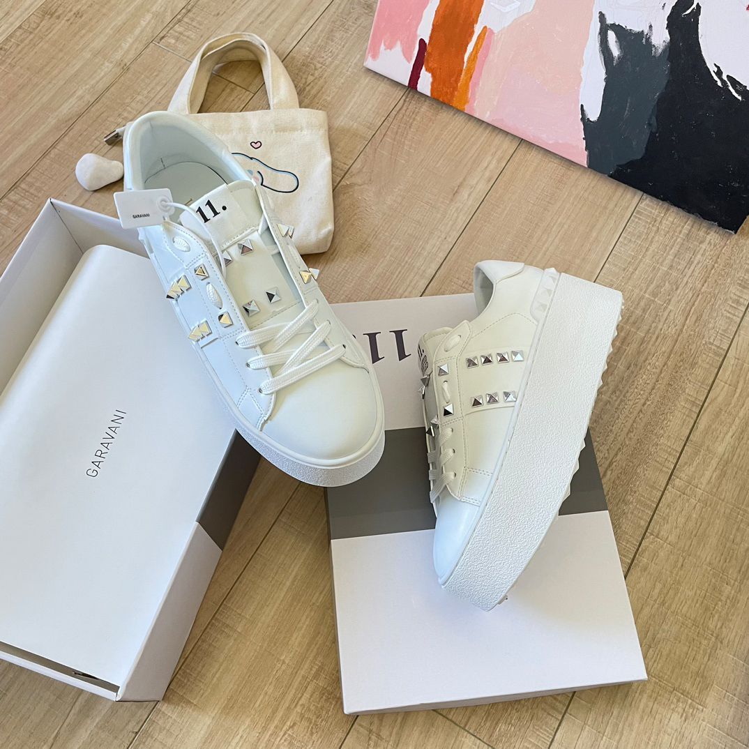 Classic versatile sneakers, low-top women's flat sneakers with studs, suitable for hiking and walking.