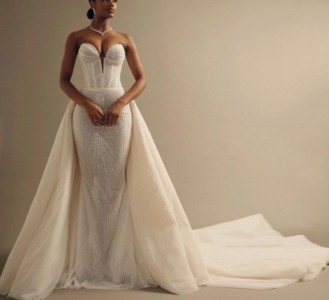 Elegant Mermaid Wedding Dresses Sleeveless V Neck Appliques Sequins 3D Lace Detachable Lace Train Beaded Shiny Floor Length Bridal Gowns Custom Made a