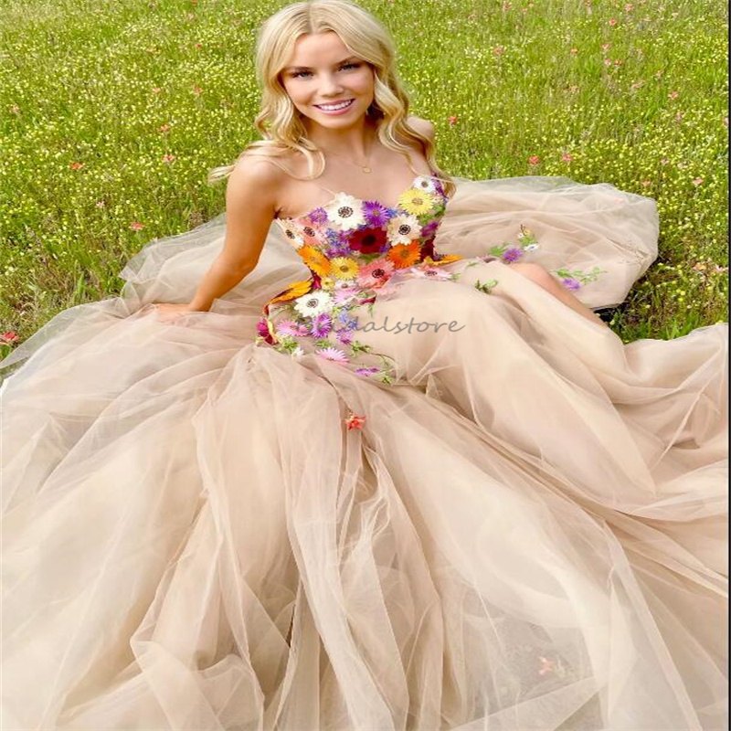 Rustic Country Style Wedding Dress With Colorful 3D Florals Sweetheart Court Train Boho Farm Bridal Gowns Fariytale Gothic Light Gold Bohemian Bride R
