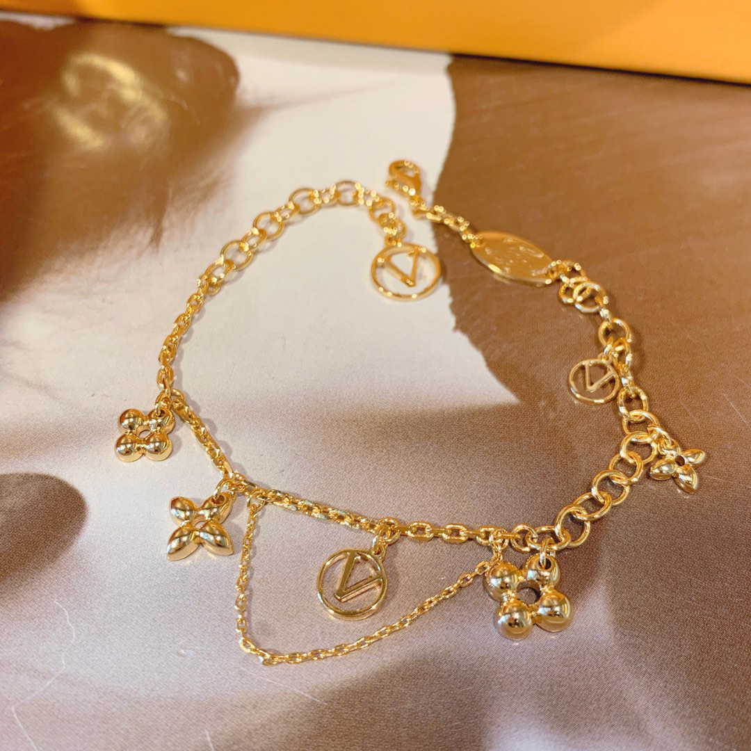 Classic gold plated floral bracelet women's literary fresh four leaf clover 18K charm boudoir bracelet
Classic gold plated floral bracelet women's literary fresh four leaf clover 18K charm boudoir bracelet