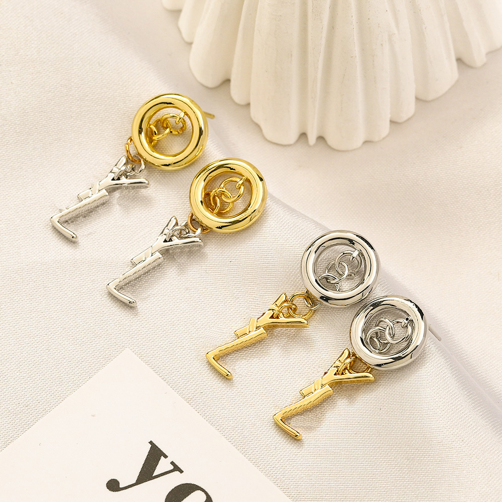 18K Gold Letter Stud Earrings Womens 2023 High Sense Love Gift 925 Sliver Earrings Wedding Party Jewelry Designer Earrings for Women Jewelry Wholesale
18K Gold Letter Stud Earrings Womens 2023 High Sense Love Gift 925 Sliver Earrings Wedding Party Jewelry Designer Earrings for Women Jewelry Wholesale