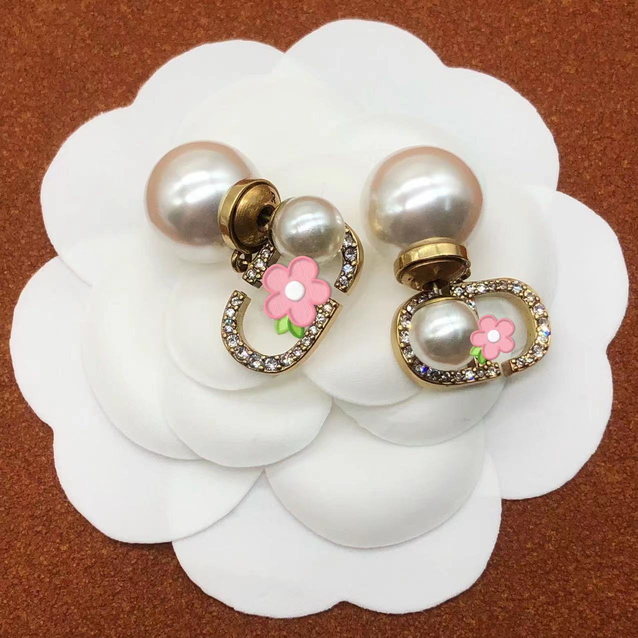 Golden Pearl Earrings Retro Artistic Temperament Designer Simple Style Design Earrings Clothes Shoes Bag Wear Matching Accessories
Golden Pearl Earrings Retro Artistic Temperament Designer Simple Style Design Earrings Clothes Shoes Bag Wear Matching Accessories