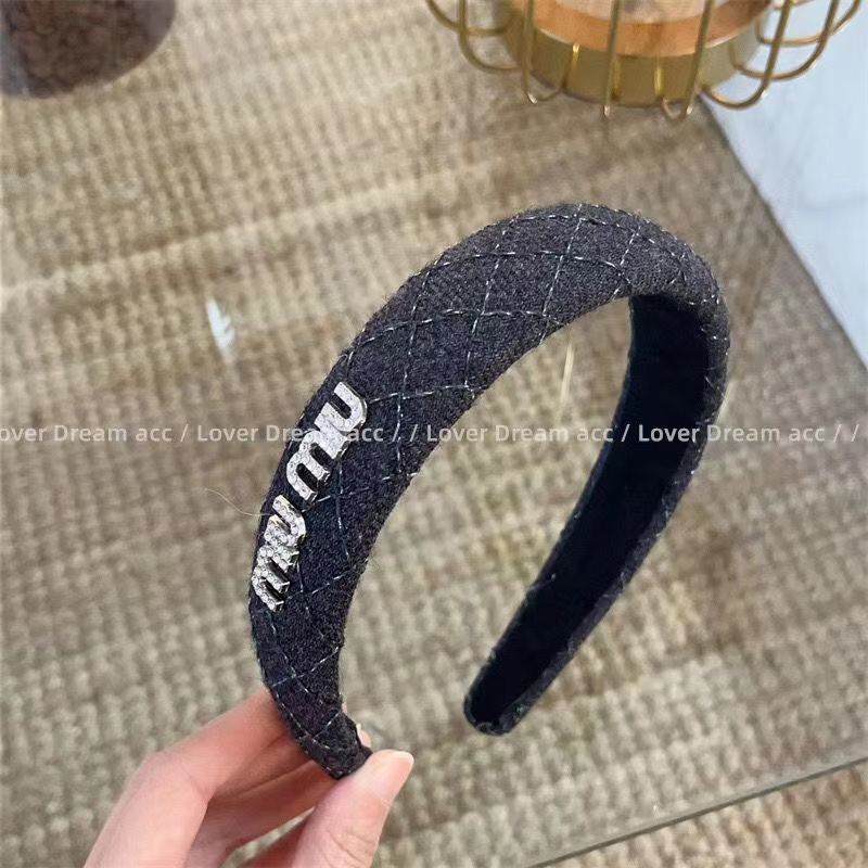 Woolen Knitted Fabric Art English Miu Letter Water Diamond Sponge Hair Hoops Autumn and Winter Sweet Hundred Strap Headband Hair Accessories
Woolen Knitted Fabric Art English Miu Letter Water Diamond Sponge Hair Hoops Autumn and Winter Sweet Hundred Strap Headband Hair Accessories