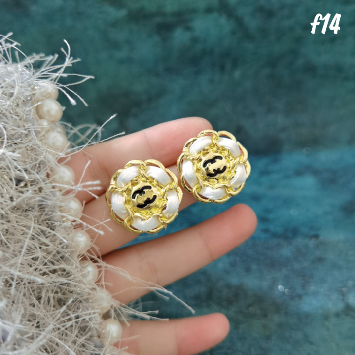 Charm White Flower Earrings Designer Women's Love Brand Dangle Earrings Fashion Brand Jewelry 18K Gold Plated Hoop Earrings Spring New Gift Jewelry Wholesale
Charm White Flower Earrings Designer Women's Love Brand Dangle Earrings Fashion Brand Jewelry 18K Gold Plated Hoop Earrings Spring New Gift Jewelry Wholesale