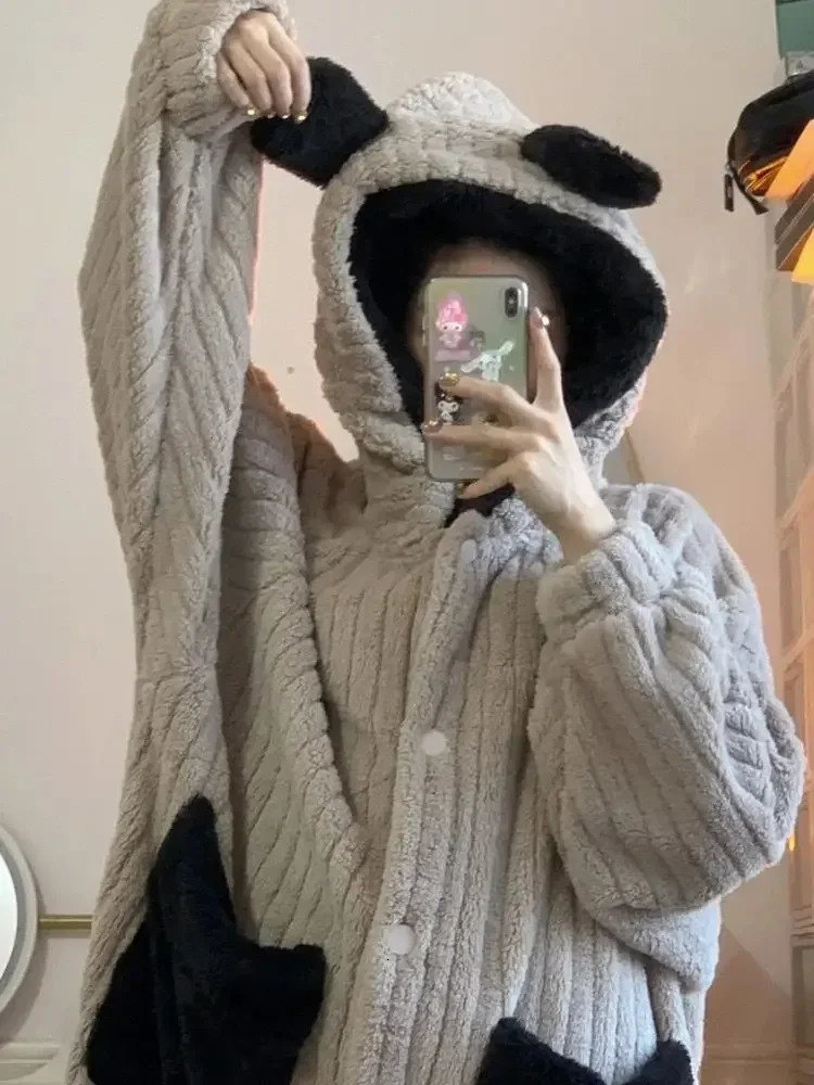 Women s Sleepwear Korean Women Winter Flannel Robe Kawaii Long Hooded Warm Bathrobe Plus Size Thick Coral Fleece Bath Female Gown Robes 231127
