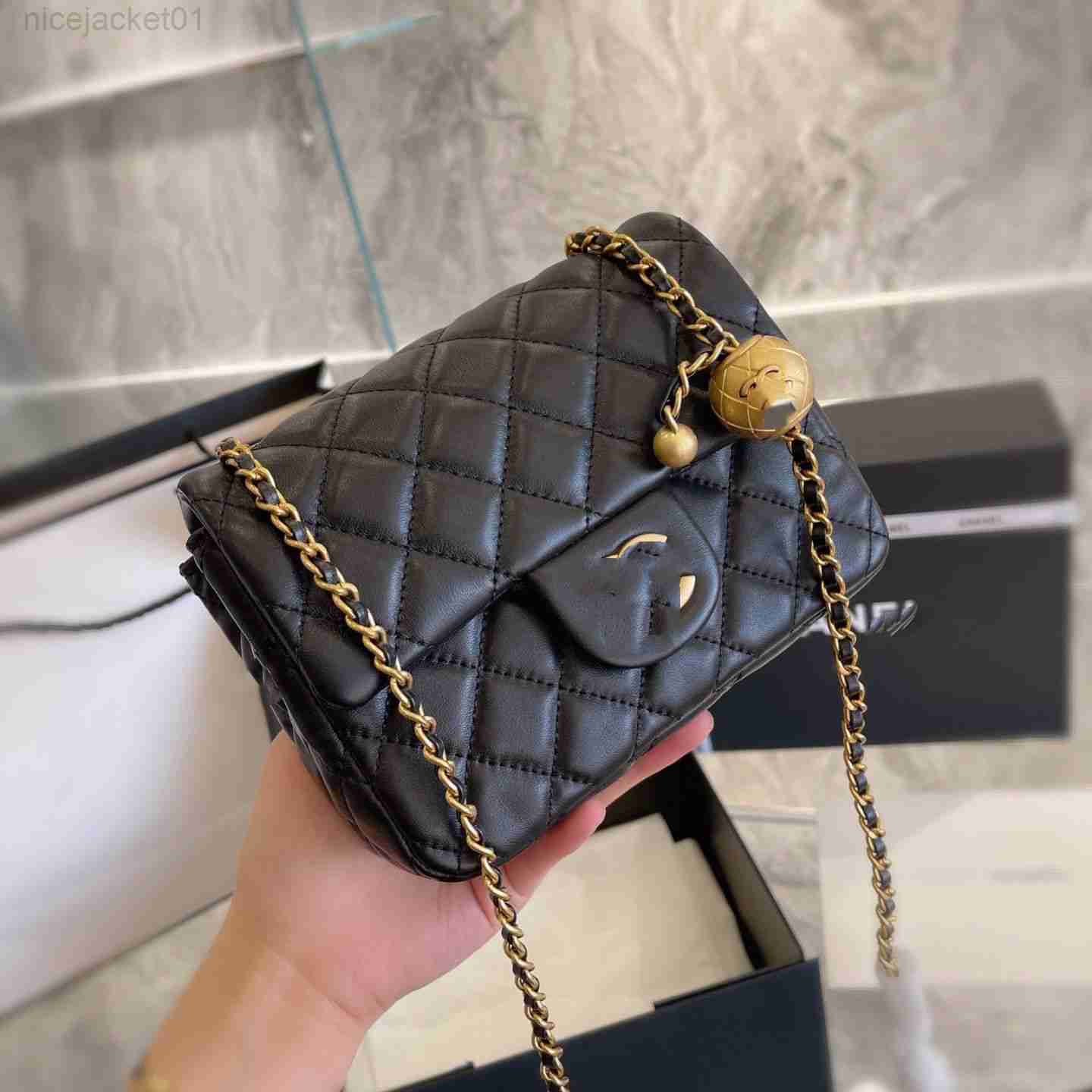 Designer Channel Cc Women Chanei Bag Style Small Xiangfeng Bright Leather Shoulder Bag Square Fat Chain Bag Rhombus Pattern Versatile Cross-body, Black
Designer Channel Cc Women Chanei Bag Style Small Xiangfeng Bright Leather Shoulder Bag Square Fat Chain Bag Rhombus Pattern Versatile Cross-body, Black