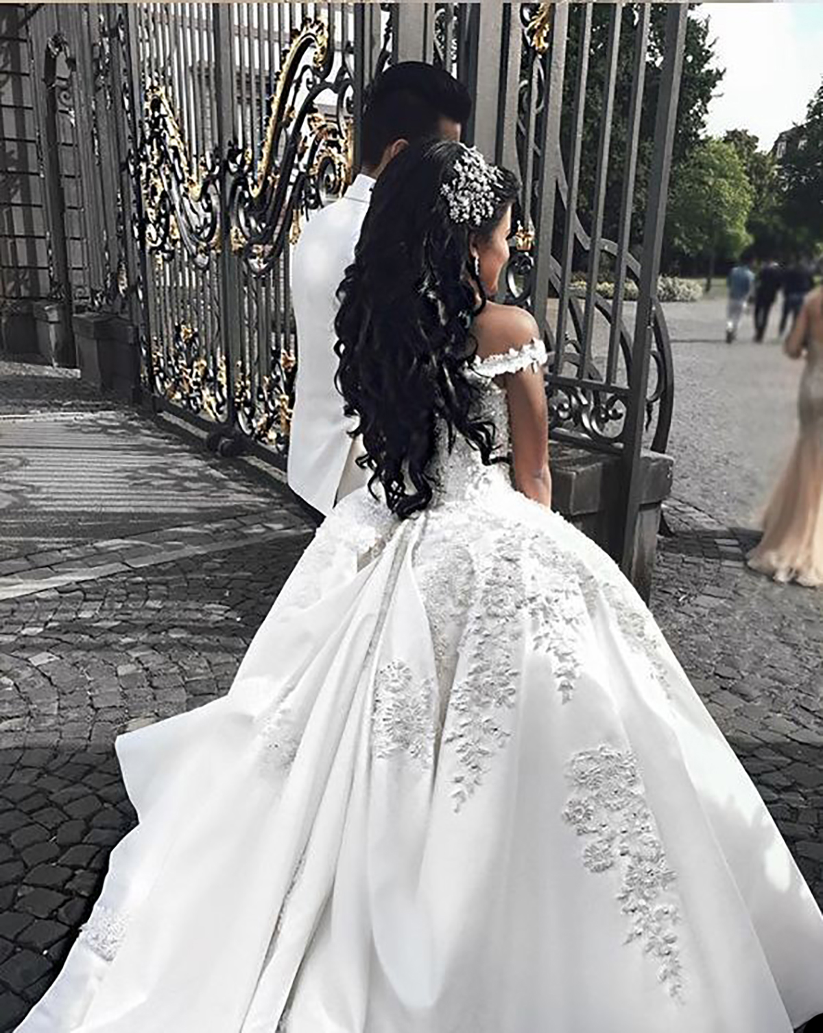 Glamorous Ball Gown Wedding Dresses Off the Shoulder Flower Leaves Applicants Draped Satin Backless Chapel Gown Custom Made Bridal Gown Vestidos De No
