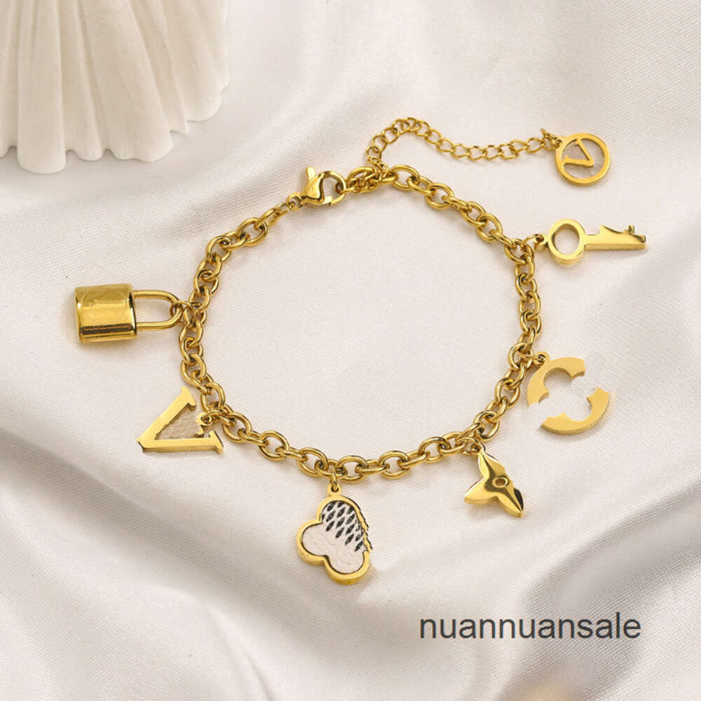 Popular High-end Necklace Bracelet Set Designer Jewelry Clover Bracelet European Brand Lock Pendant Necklaces 18 Gold-plated Love Letter Family Gifts Bracelet Set