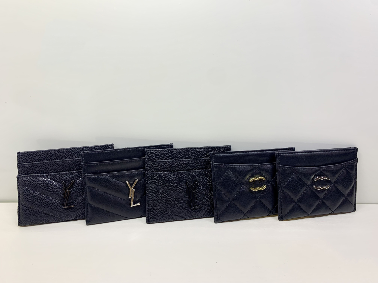 Designer Card Holder Men Womens Cards Holders Black Lambskin Mini Wallets Coin purse pocket Interior Slot Pockets Genuine Leather small bag gift Support wholesale, Y silver logo
Designer Card Holder Men Womens Cards Holders Black Lambskin Mini Wallets Coin purse pocket Interior Slot Pockets Genuine Leather small bag gift Support wholesale, Y silver logo