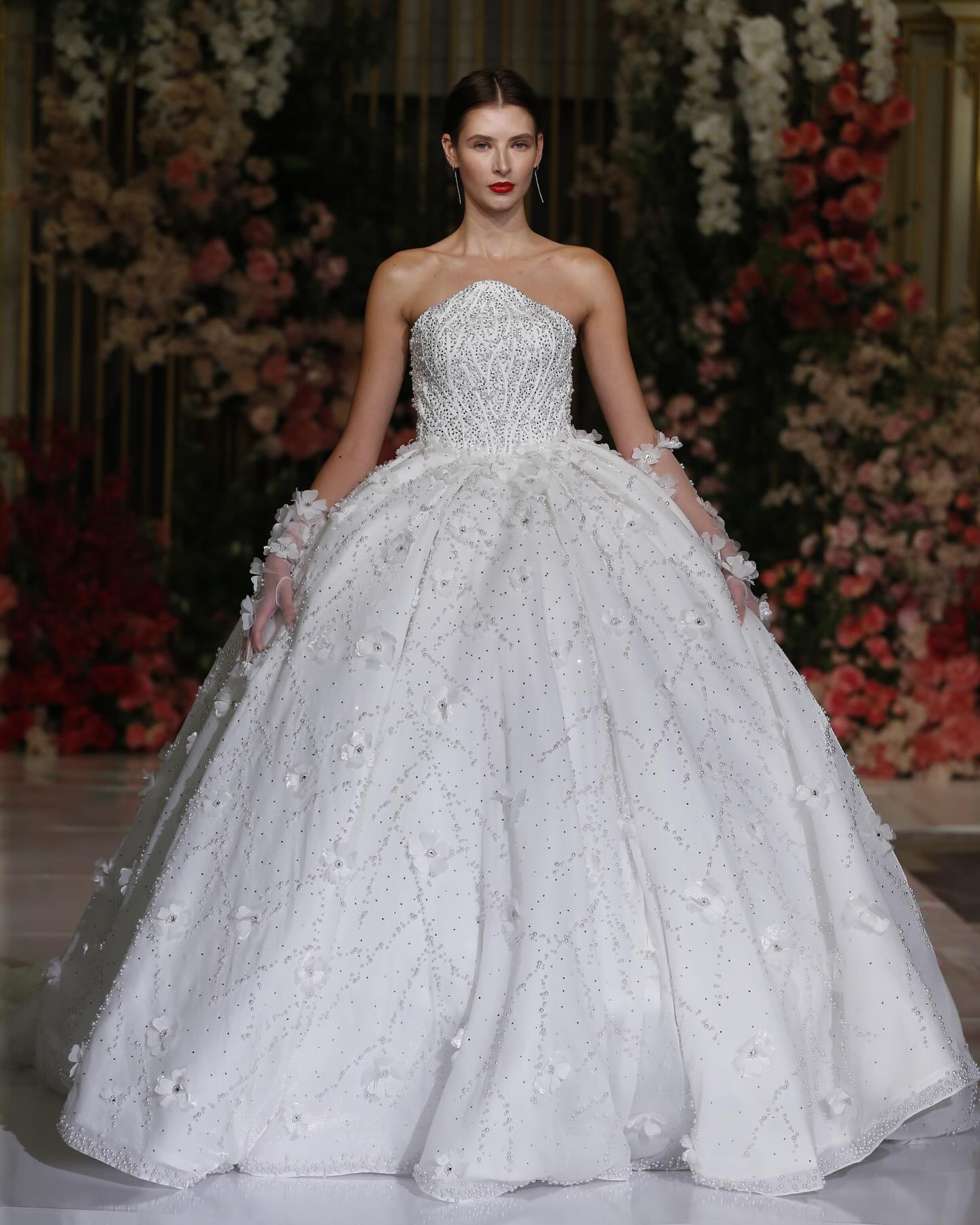 Classic Strapless Wedding Dresses Ball Gown Elegant Sleeveless Applique Sequined Lace vestidos de novia Custom Made