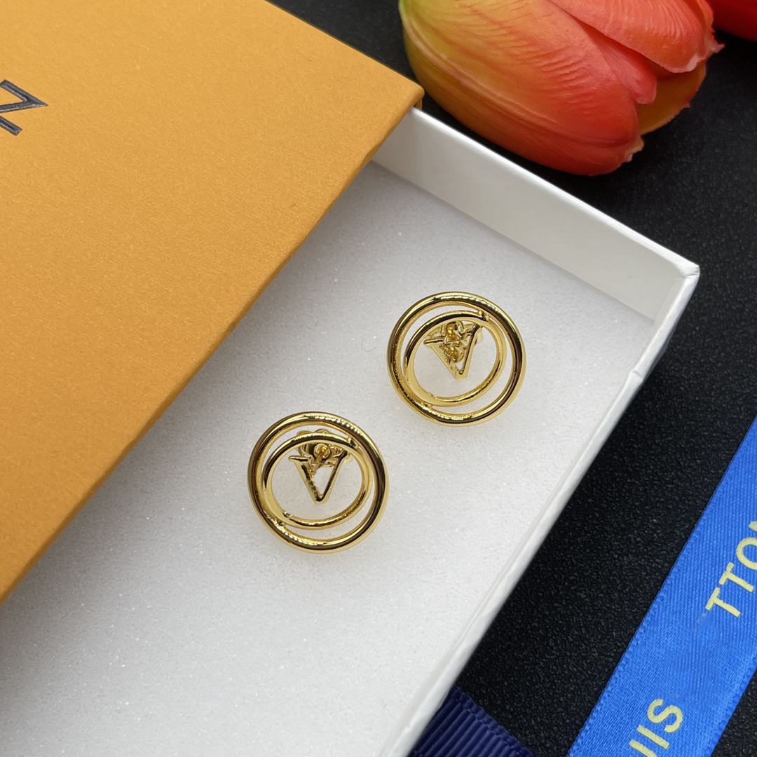 Designer new double round letter stud earrings for women in 18K gold, elegant and sensual jewellery to wear at parties
Designer new double round letter stud earrings for women in 18K gold, elegant and sensual jewellery to wear at parties