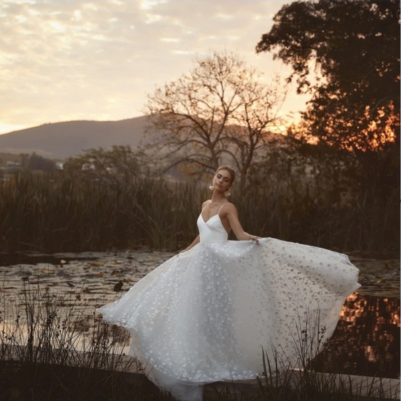 Party Dresses 2023 Simple Appliques ALine Sleeveless Vneck Tulle Bridal Gown Sexy Backless Elegant Wedding Dress For Momen 230427