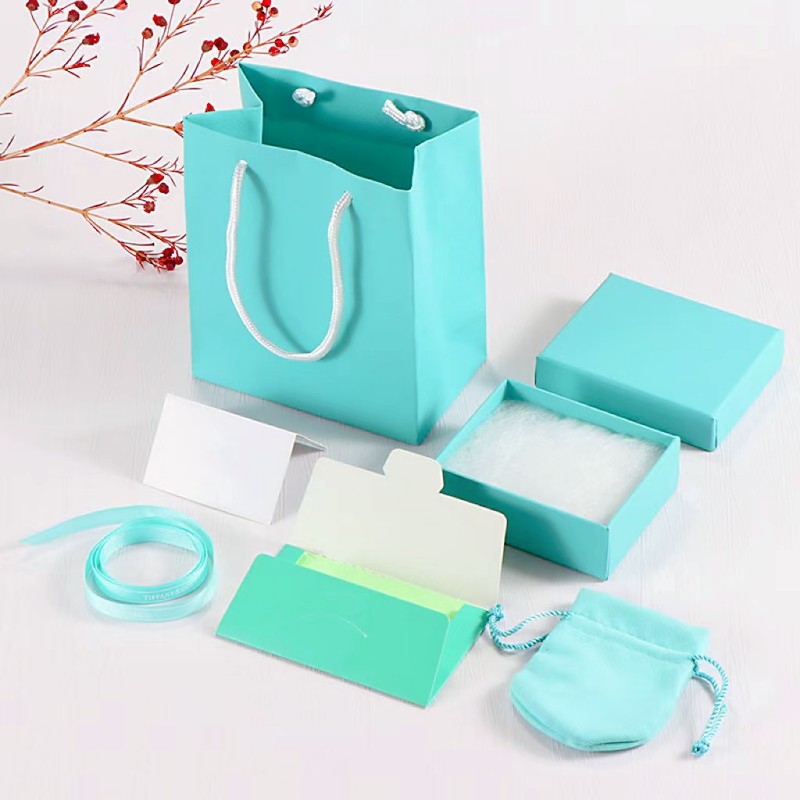 Fashion designer bracelet necklace earring ring packing box luxury original box factory wholesale and retail
Fashion designer bracelet necklace earring ring packing box luxury original box factory wholesale and retail