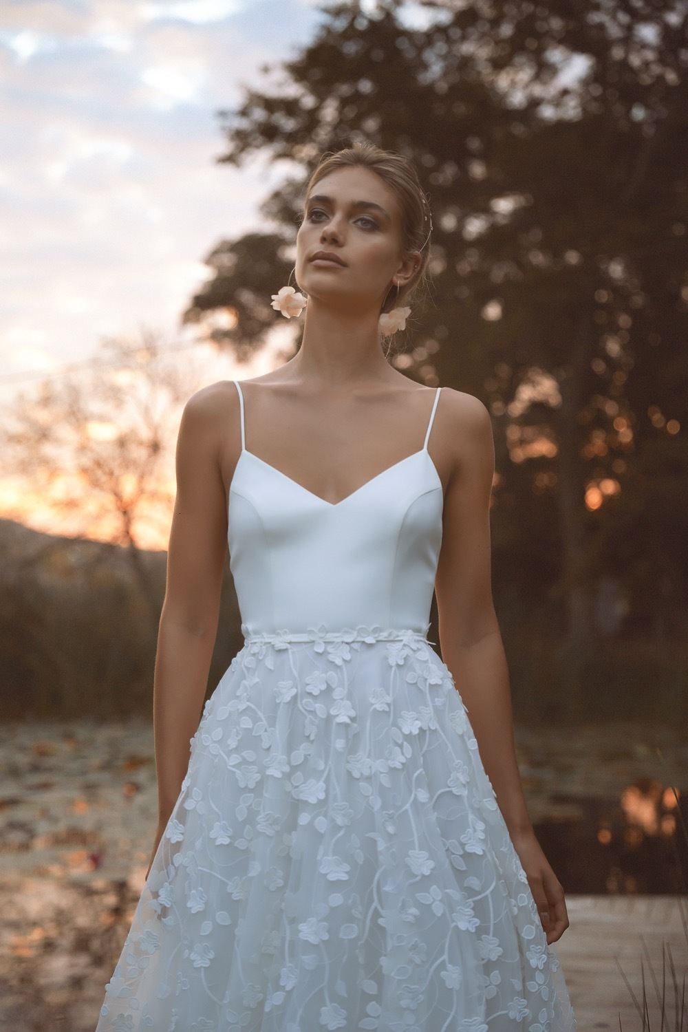 Party Dresses 2023 Simple Appliques ALine Sleeveless Vneck Tulle Bridal Gown Sexy Backless Elegant Wedding Dress For Momen 230427