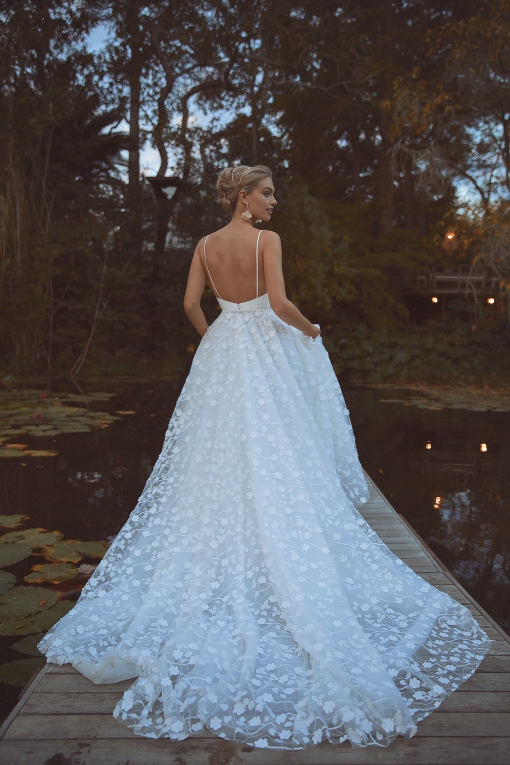 Party Dresses 2023 Simple Appliques ALine Sleeveless Vneck Tulle Bridal Gown Sexy Backless Elegant Wedding Dress For Momen 230427