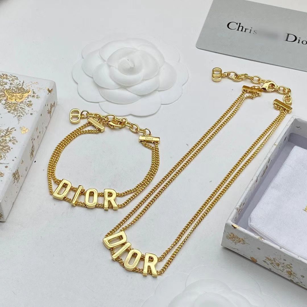DUPE Fashion Designer Jewelry Alloy bracelet is not easy to oxidize luxury women's accessories
DUPE Fashion Designer Jewelry Alloy bracelet is not easy to oxidize luxury women's accessories
