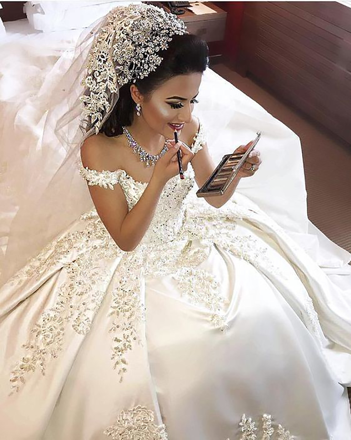 Glamorous Ball Gown Wedding Dresses Off the Shoulder Flower Leaves Applicants Draped Satin Backless Chapel Gown Custom Made Bridal Gown Vestidos De No