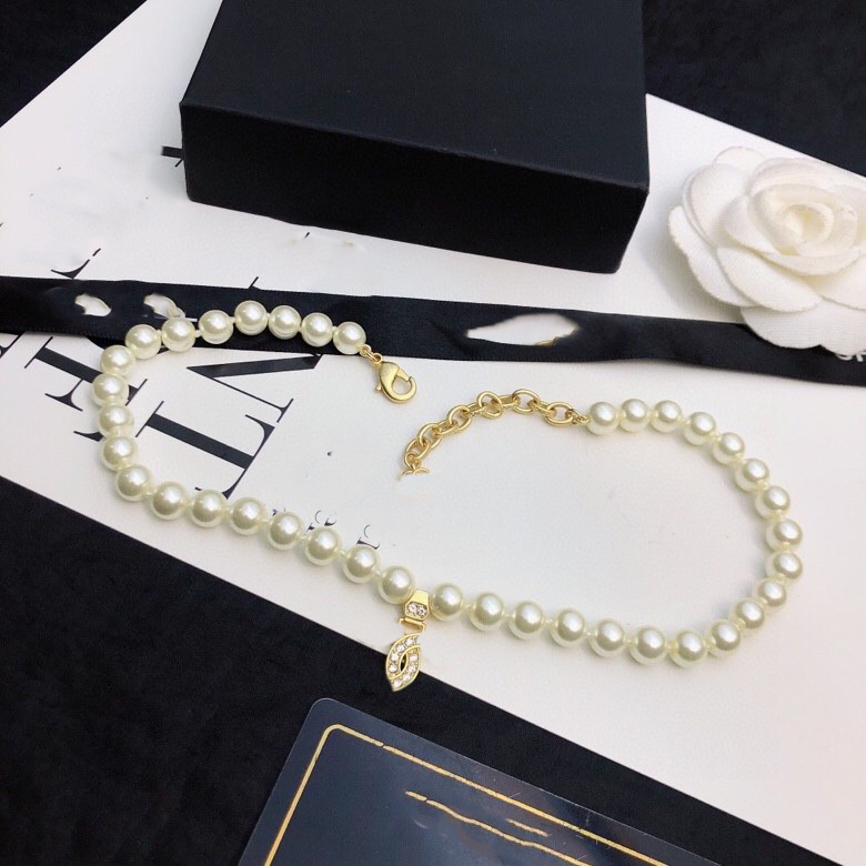 Designer C Pendant Necklaces Gold Necklace Letter CCity Fashion Women Jewelry Metal Crystal Pearl cjeweler Woman Luxury Gift 436623
Designer C Pendant Necklaces Gold Necklace Letter CCity Fashion Women Jewelry Metal Crystal Pearl cjeweler Woman Luxury Gift 436623