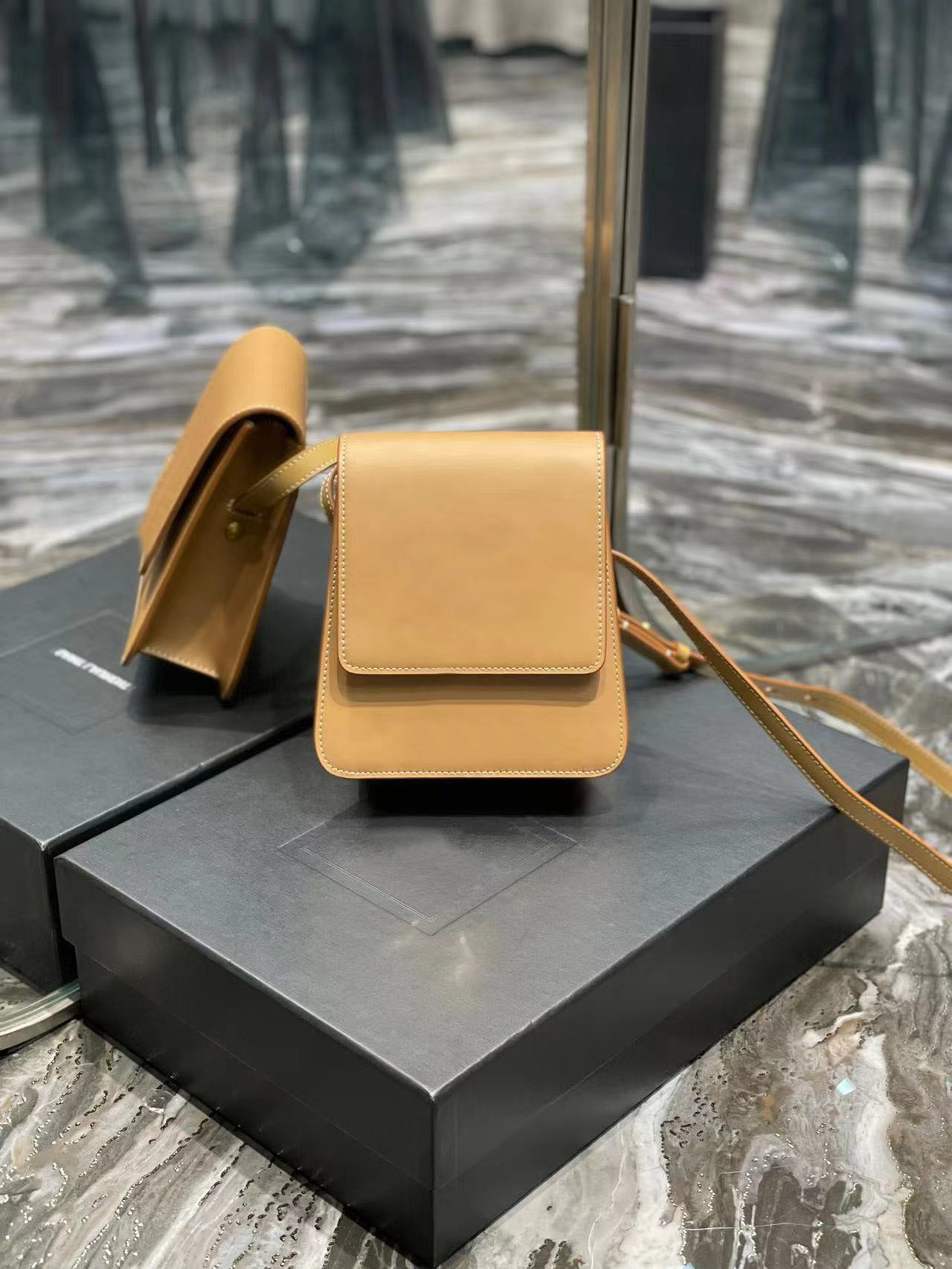 Top Tier Quality Luxuries Designer Kaia Bags Calfskin Flap Hangbags Women Real Leather Small Black Purse Crossbody Black Shoulder Gold Hardware Bag Clutch With Box
Top Tier Quality Luxuries Designer Kaia Bags Calfskin Flap Hangbags Women Real Leather Small Black Purse Crossbody Black Shoulder Gold Hardware Bag Clutch With Box