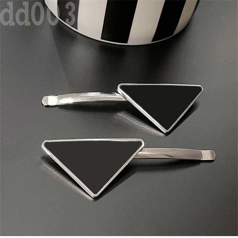 Iconic luxury hair clips letters enamel designer hairpin classic color thick hair barrettes hold fashion delicate hair clip metal material triangle shape ZB046 E23
Iconic luxury hair clips letters enamel designer hairpin classic color thick hair barrettes hold fashion delicate hair clip metal material triangle shape ZB046 E23