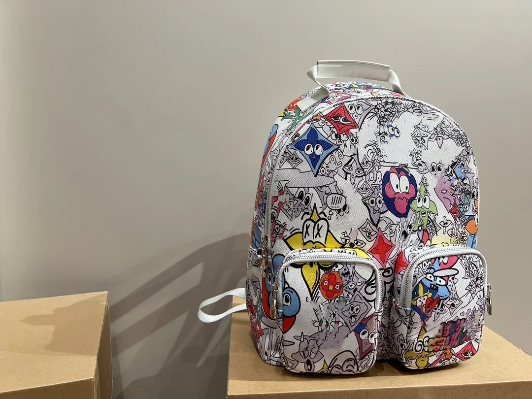 MT MULTIPOCKET Backpack Deisgner 23ss Mens Womens Graffiti Backpacks Flower Nigo Ink Watercolor Leather Blue Sky Cloud Bag Double Shoulder Laptop Bags
MT MULTIPOCKET Backpack Deisgner 23ss Mens Womens Graffiti Backpacks Flower Nigo Ink Watercolor Leather Blue Sky Cloud Bag Double Shoulder Laptop Bags