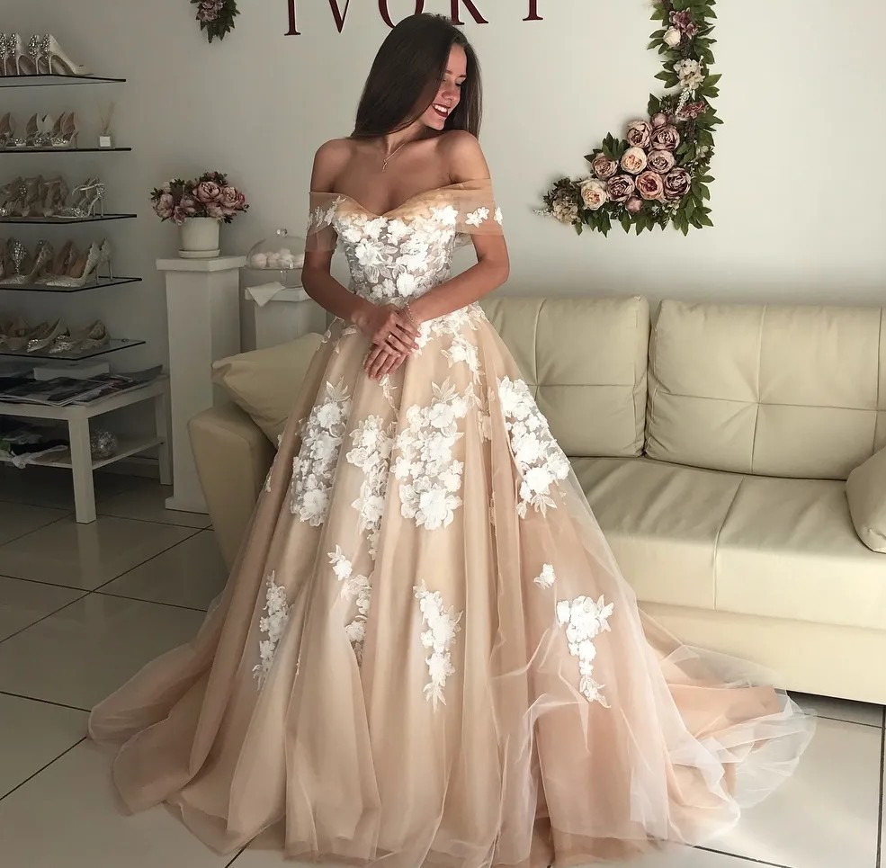 2024 A Line Champagne Wedding Dress Off The Shoulder 3D Appliqued Lace Bohemian Bridal Party Gowns Sweep Train Vestidos De Novia