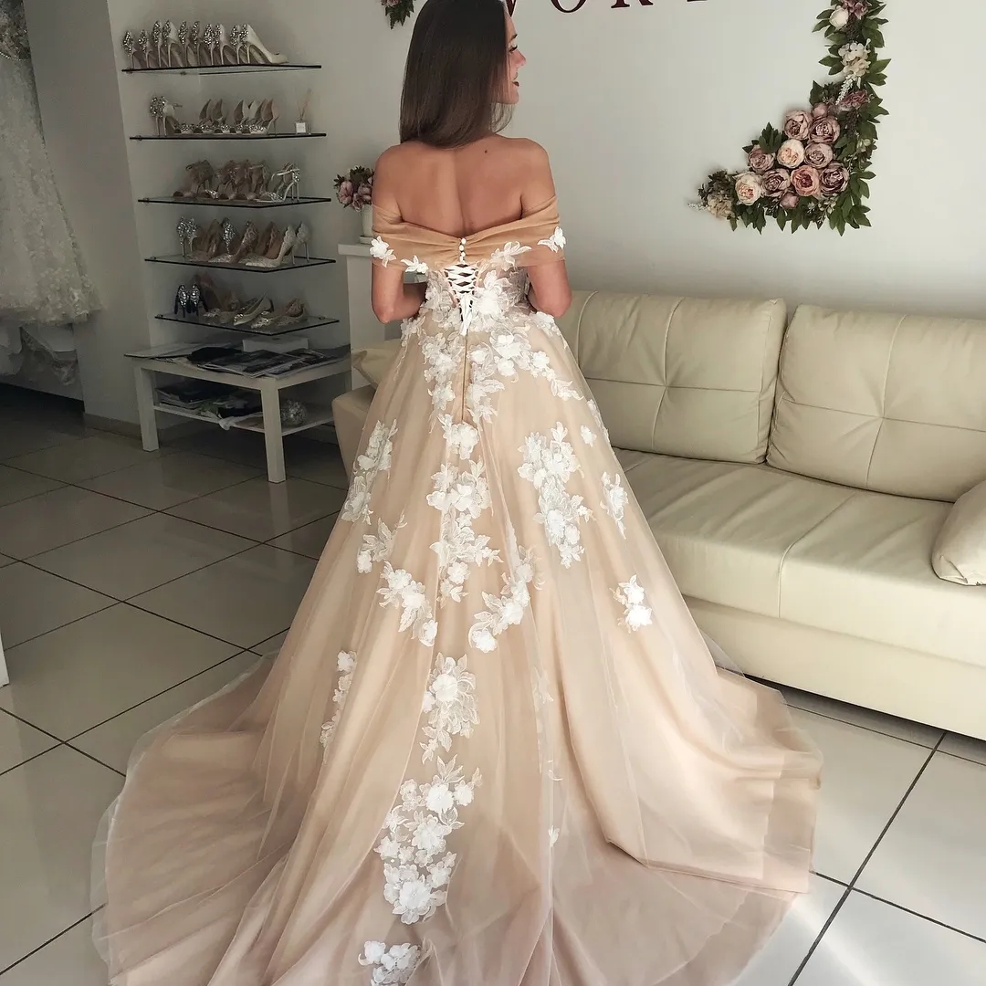2024 A Line Champagne Wedding Dress Off The Shoulder 3D Appliqued Lace Bohemian Bridal Party Gowns Sweep Train Vestidos De Novia