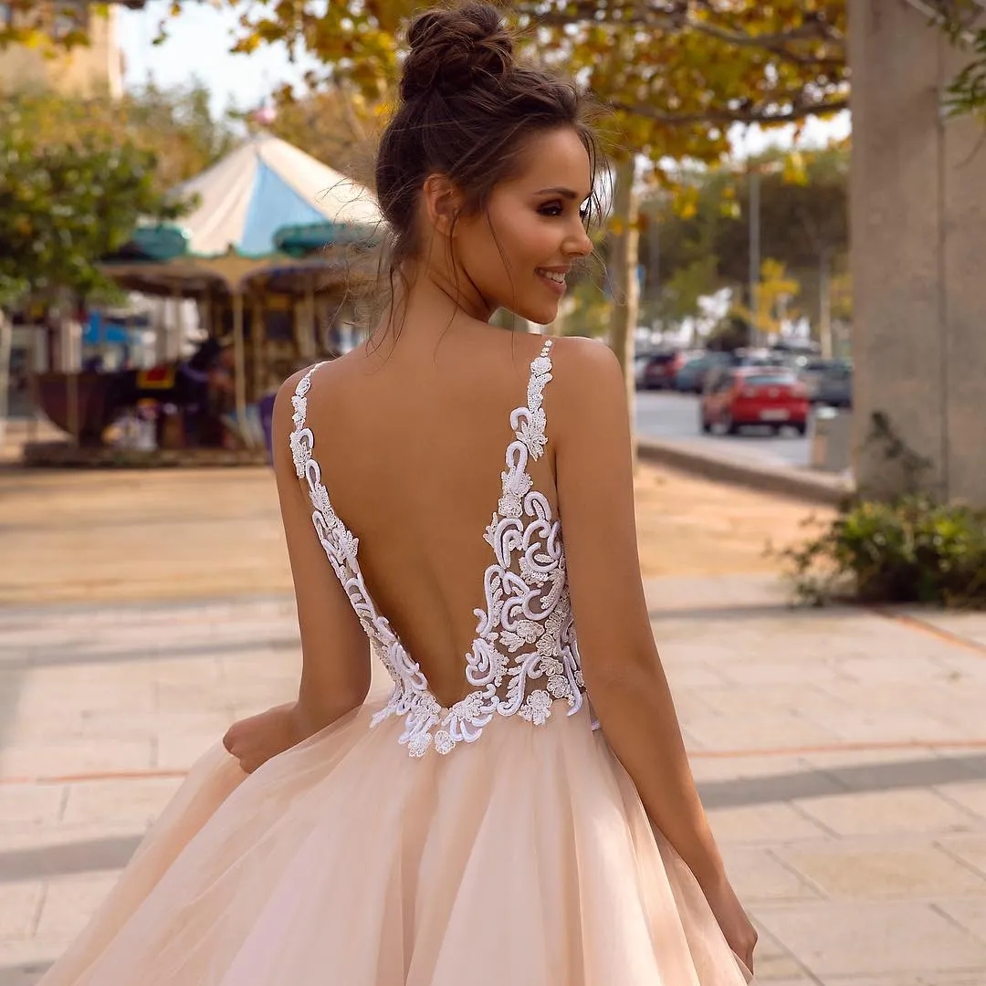 2024 A Line Champagne Wedding Dress V Neck Appliqued Side Split Bohemian Bridal Party Gowns Sweep Train Beach Backless Vestidos De Novia