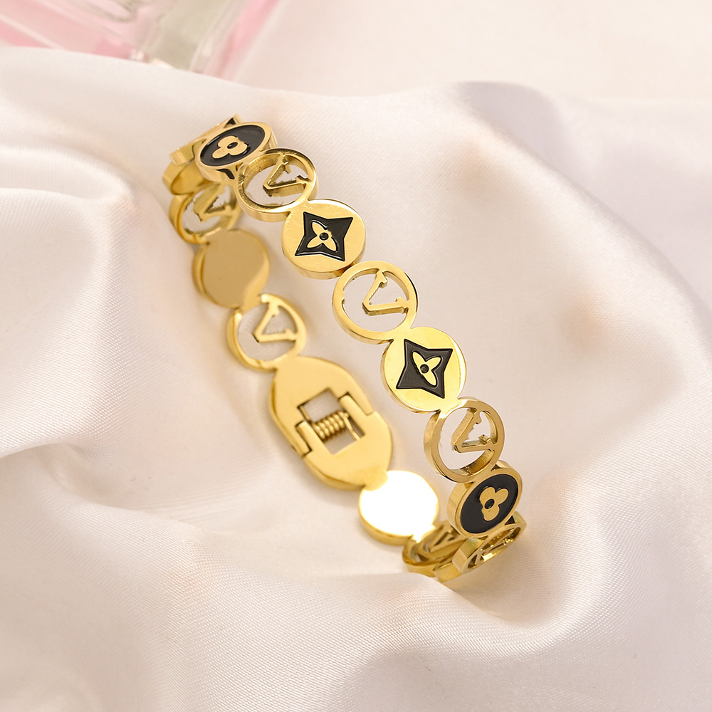 Women's Letter Clover Bracelet Designer Jewelry Spring New Women's Gift Jewelry Bracelet High Sense Couple Family Cuff Bracelet Luxury Love Jewelry Wholesale
Women's Letter Clover Bracelet Designer Jewelry Spring New Women's Gift Jewelry Bracelet High Sense Couple Family Cuff Bracelet Luxury Love Jewelry Wholesale