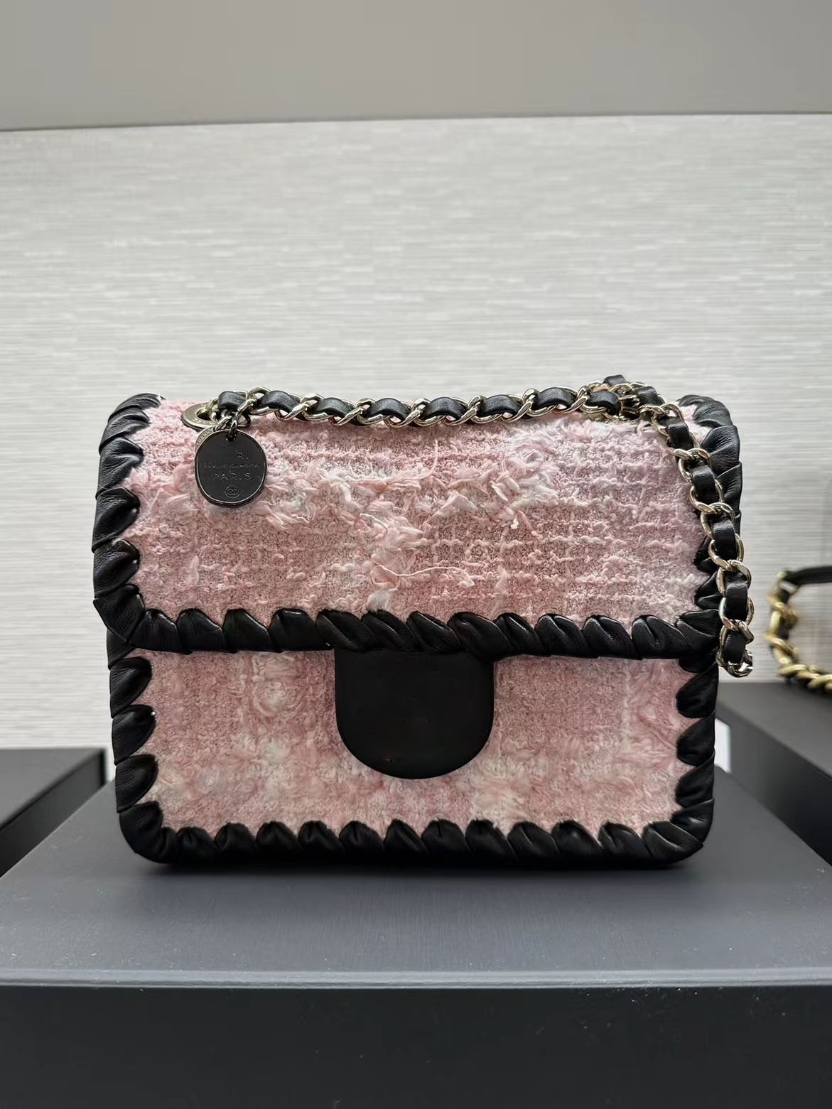7A Top Designe custom luxury brand handbag CHANNEL Women's bag 2023 leather gold chain crossbody 2.55cm black and white pink cattle clip sheepskin shoulder with box
7A Top Designe custom luxury brand handbag CHANNEL Women's bag 2023 leather gold chain crossbody 2.55cm black and white pink cattle clip sheepskin shoulder with box