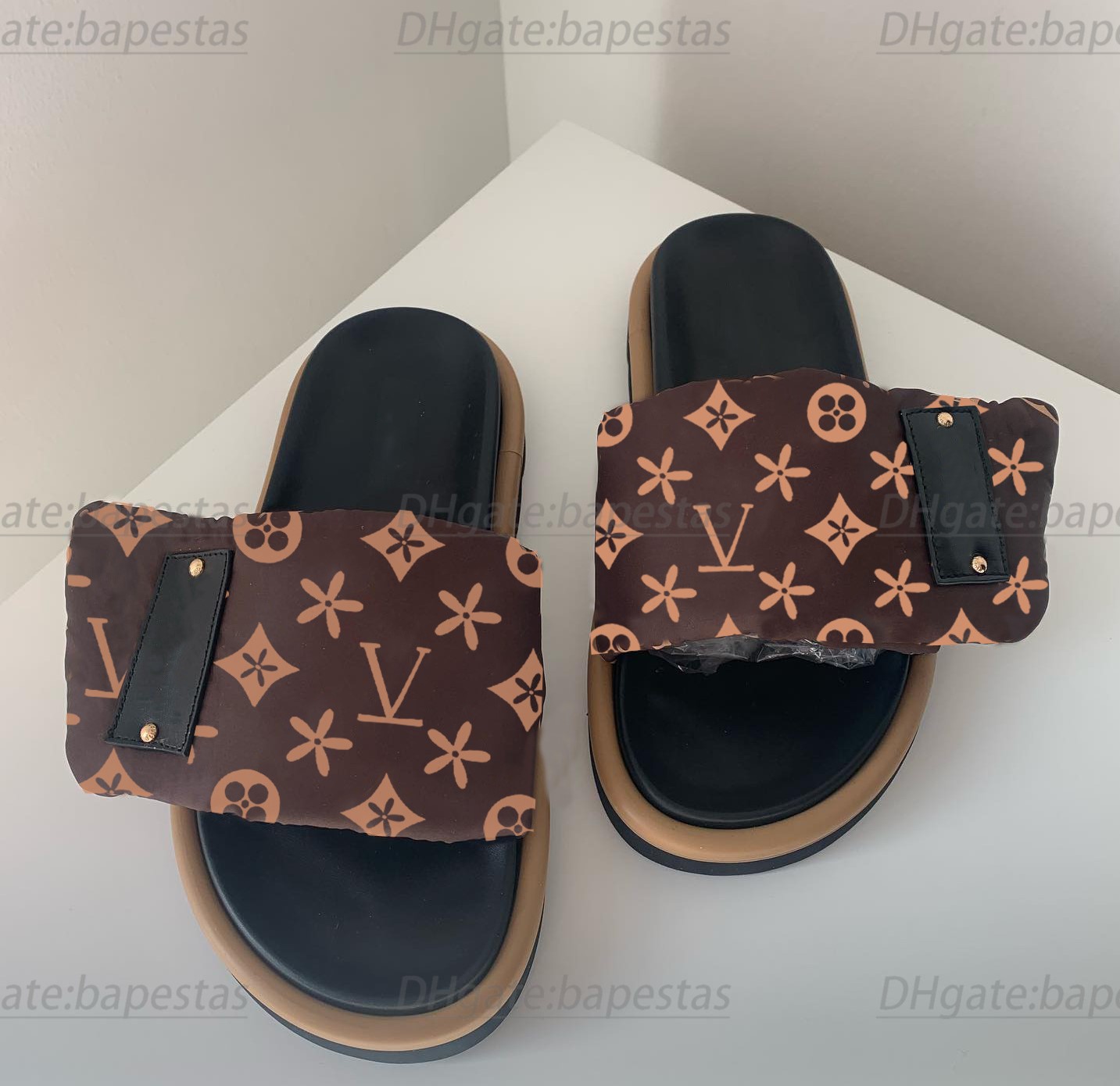 2023 newest High luxury designer quality man women sandal summer POOL PILLOW COMFORT sandal flat Adjustable strap slipper embossed, New style #1
2023 newest High luxury designer quality man women sandal summer POOL PILLOW COMFORT sandal flat Adjustable strap slipper embossed, New style #1