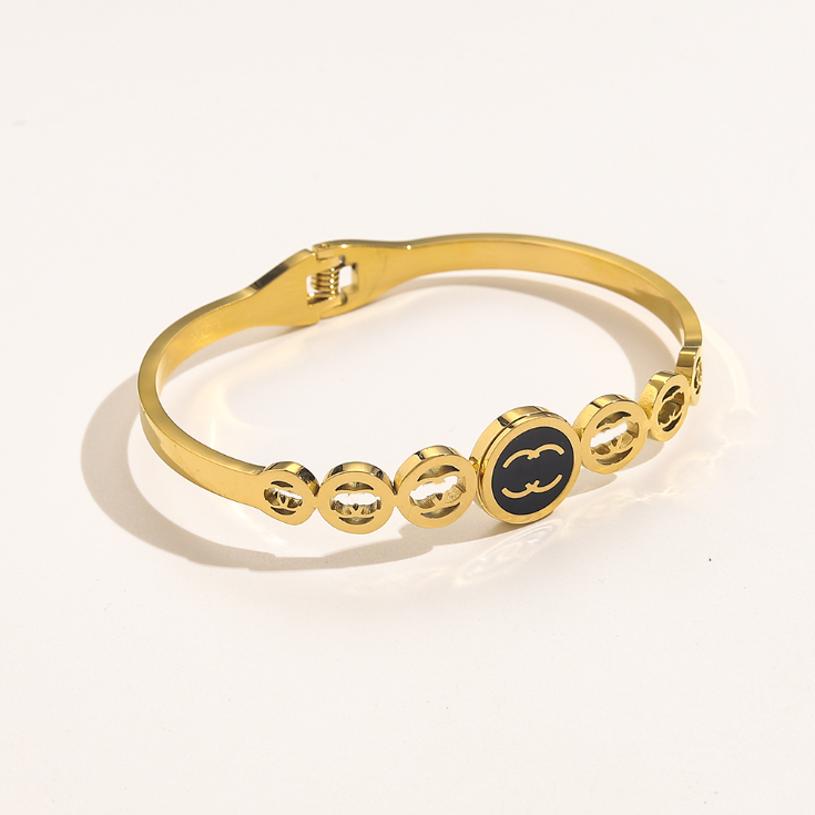 Designer Cuff Bangle 2023 18K Gold Plated Letter Bracelets Designer Jewelry Stainless Steel Love Bracelet Wedding Party Jewelry Celtic Bangle Wholesale
Designer Cuff Bangle 2023 18K Gold Plated Letter Bracelets Designer Jewelry Stainless Steel Love Bracelet Wedding Party Jewelry Celtic Bangle Wholesale