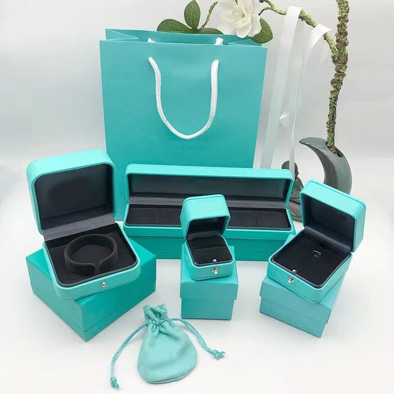 Luxury Brand Necklaces Jewelry Boxes Case Bracelet Ring Bracelets Earrings Flannel Light Green Velvet Pouch Dust Bag Packing Set
Luxury Brand Necklaces Jewelry Boxes Case Bracelet Ring Bracelets Earrings Flannel Light Green Velvet Pouch Dust Bag Packing Set