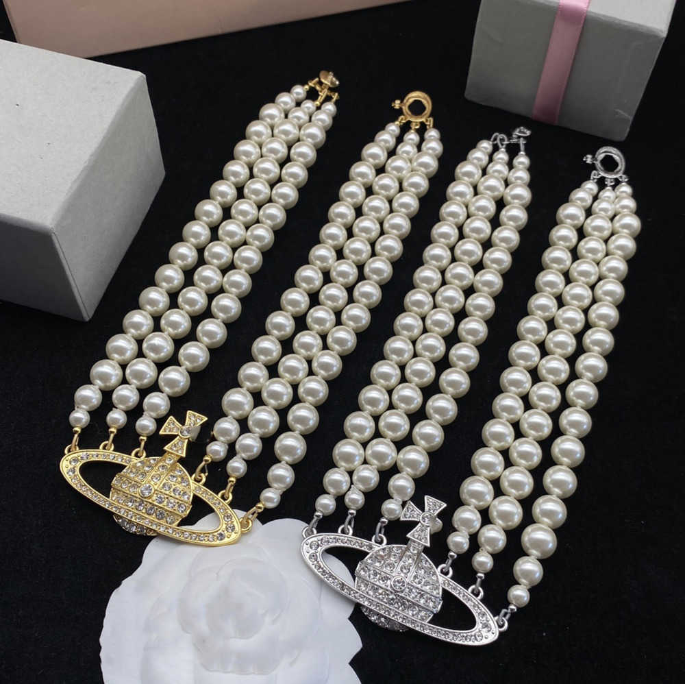 Pendant Necklaces Designer Letter Vivian Chokers Luxury Women Fashion Jewelry Metal Pearl Necklace cjeweler Westwood Motion current 80ess
Pendant Necklaces Designer Letter Vivian Chokers Luxury Women Fashion Jewelry Metal Pearl Necklace cjeweler Westwood Motion current 80ess