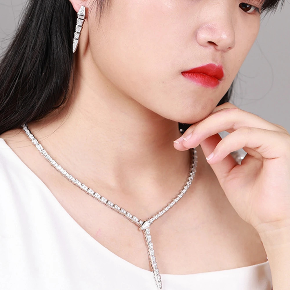 Chokers Classic Fashion Full Zircon Diamond Stone Wide or N Snake Shaped Choker Necklace Women Designer Gold Plated Jewelry Social Gatherings