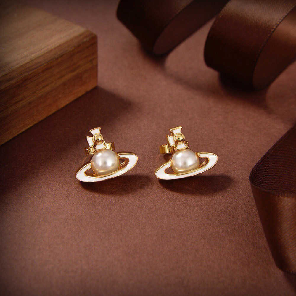 Stud Designer Earrings Vivian Luxury Women Fashion Jewelry Earing Metal Pearl Earring cjeweler Westwood Woman Motion current 99ess
Stud Designer Earrings Vivian Luxury Women Fashion Jewelry Earing Metal Pearl Earring cjeweler Westwood Woman Motion current 99ess