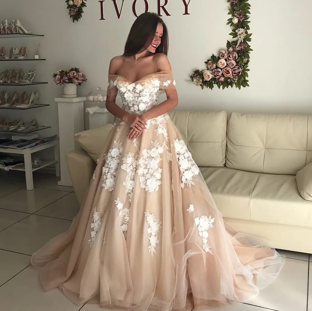 2024 A Line Champagne Wedding Dress Off The Shoulder 3D Appliqued Lace Bohemian Bridal Party Gowns Sweep Train Vestidos De Novia