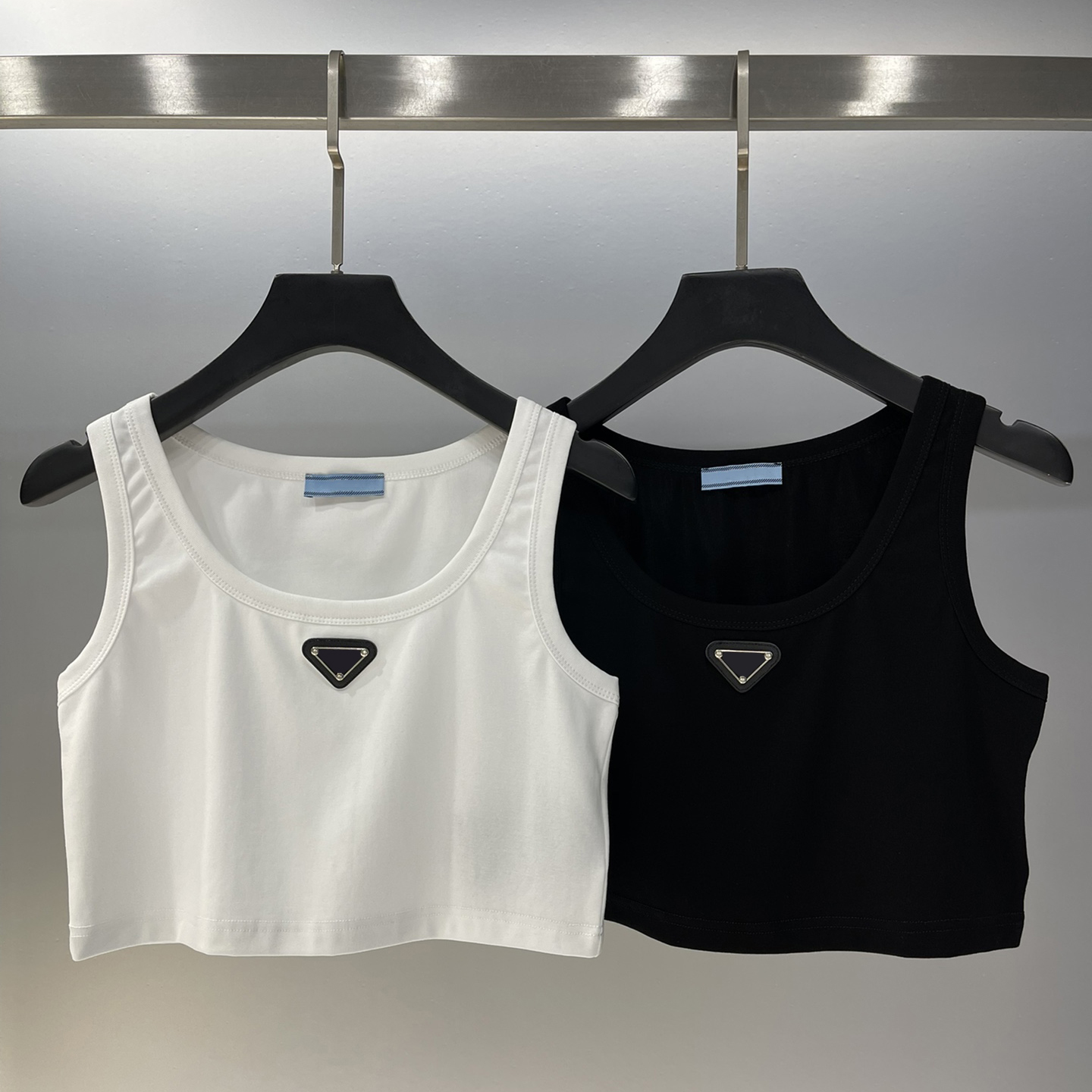 Summer 2023 White Women Crop Top Embroidery Sexy Shoulder Black Tank Top Casual Sleeveless Backless Top Shirts
Summer 2023 White Women Crop Top Embroidery Sexy Shoulder Black Tank Top Casual Sleeveless Backless Top Shirts