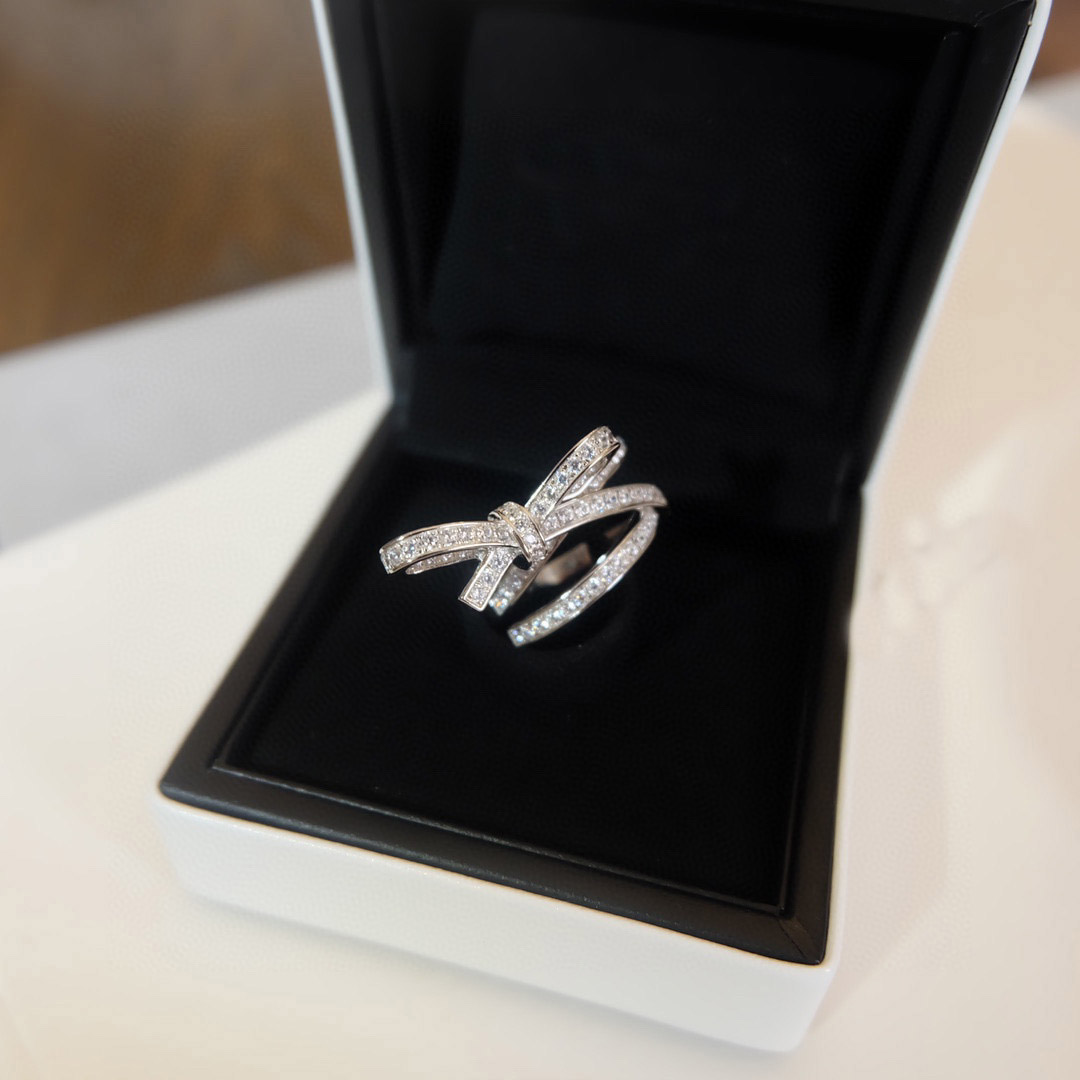2023 Luxury quality charm punk band ring with knot and sparkly diamond in silver plated have box stamp PS7919A
2023 Luxury quality charm punk band ring with knot and sparkly diamond in silver plated have box stamp PS7919A