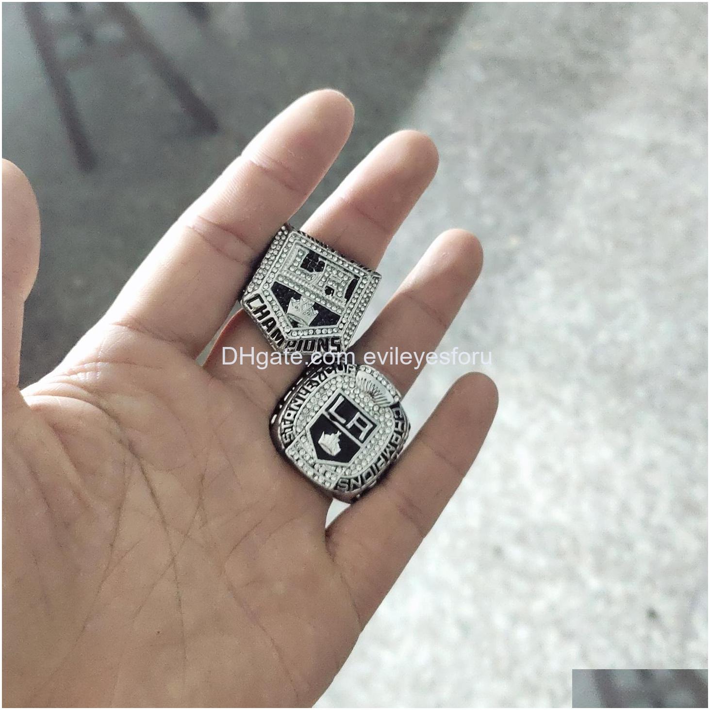 Cluster Rings 2Pcs 2012 2014 Los Angeles La King Stanley Cup Team Champions Championship Fashion Bag Parts Drop Delivery 2 Dhtmw
Cluster Rings 2Pcs 2012 2014 Los Angeles La King Stanley Cup Team Champions Championship Fashion Bag Parts Drop Delivery 2 Dhtmw