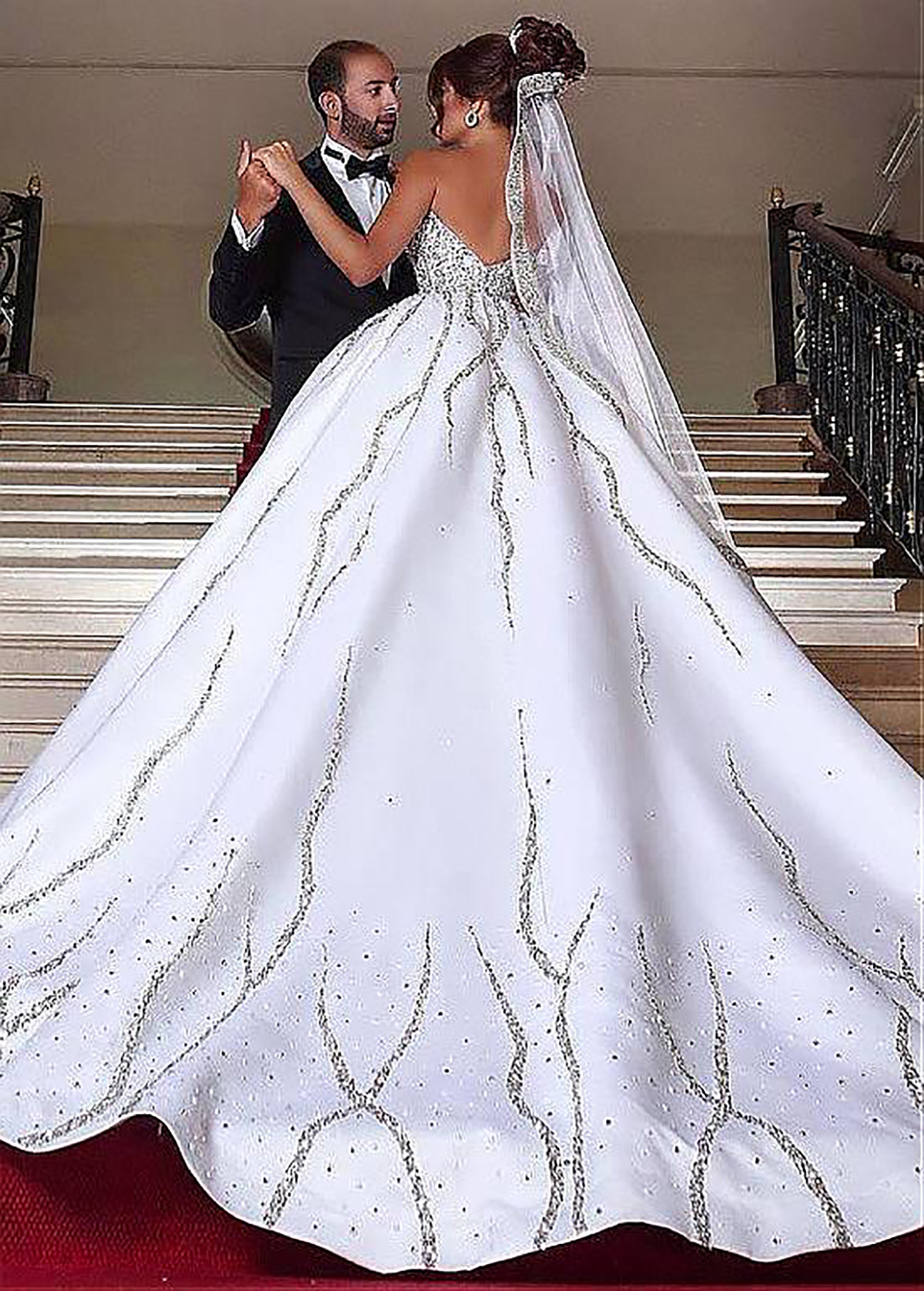 Glamorous Ball Wedding Dresses Sweetheart Sleeveless Shining Applicants Draped Beads Backless Court Custom Made Bridal Gown Vestidos De Novia