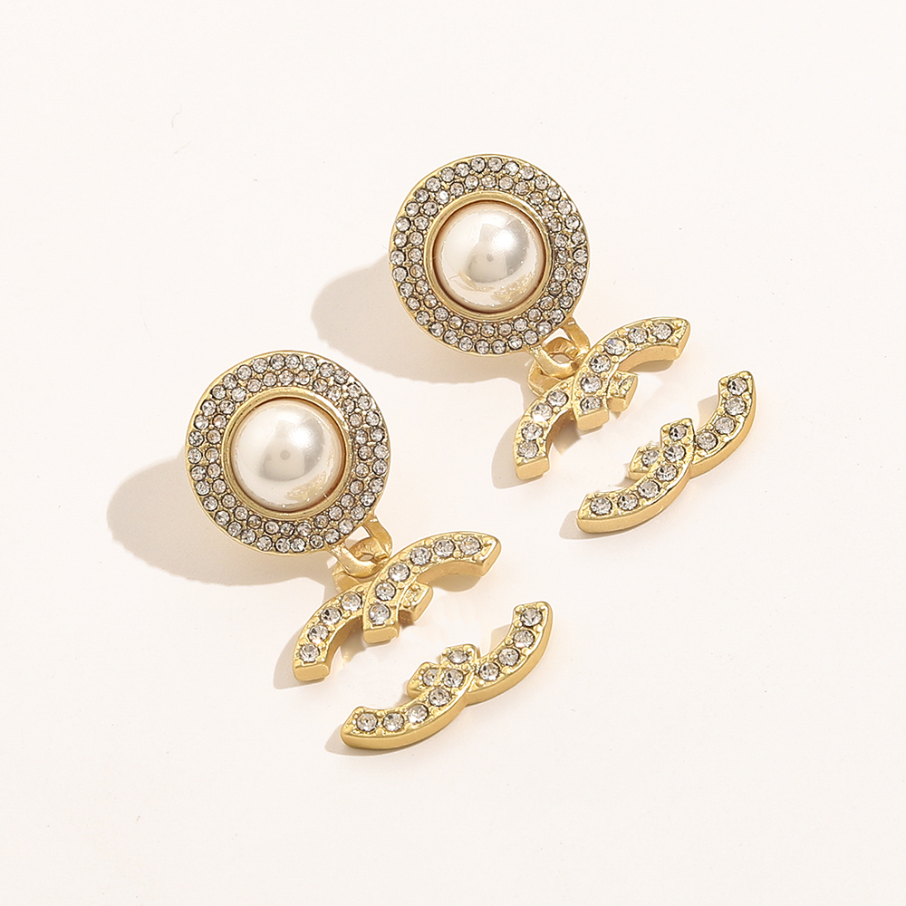 Luxury Pearl Diamond Stud Earrings Spring Charm Women's Love Earrings Premium Accessories 18K Gold Plated Retro Design Jewelry Earrings Wholesale
Luxury Pearl Diamond Stud Earrings Spring Charm Women's Love Earrings Premium Accessories 18K Gold Plated Retro Design Jewelry Earrings Wholesale