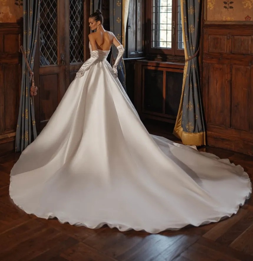 2025 Elegant A Line Wedding Dress Strapless Pleated Backless Satin Bridal Bride Party Gowns Sweep Train Vestidos De Novia
