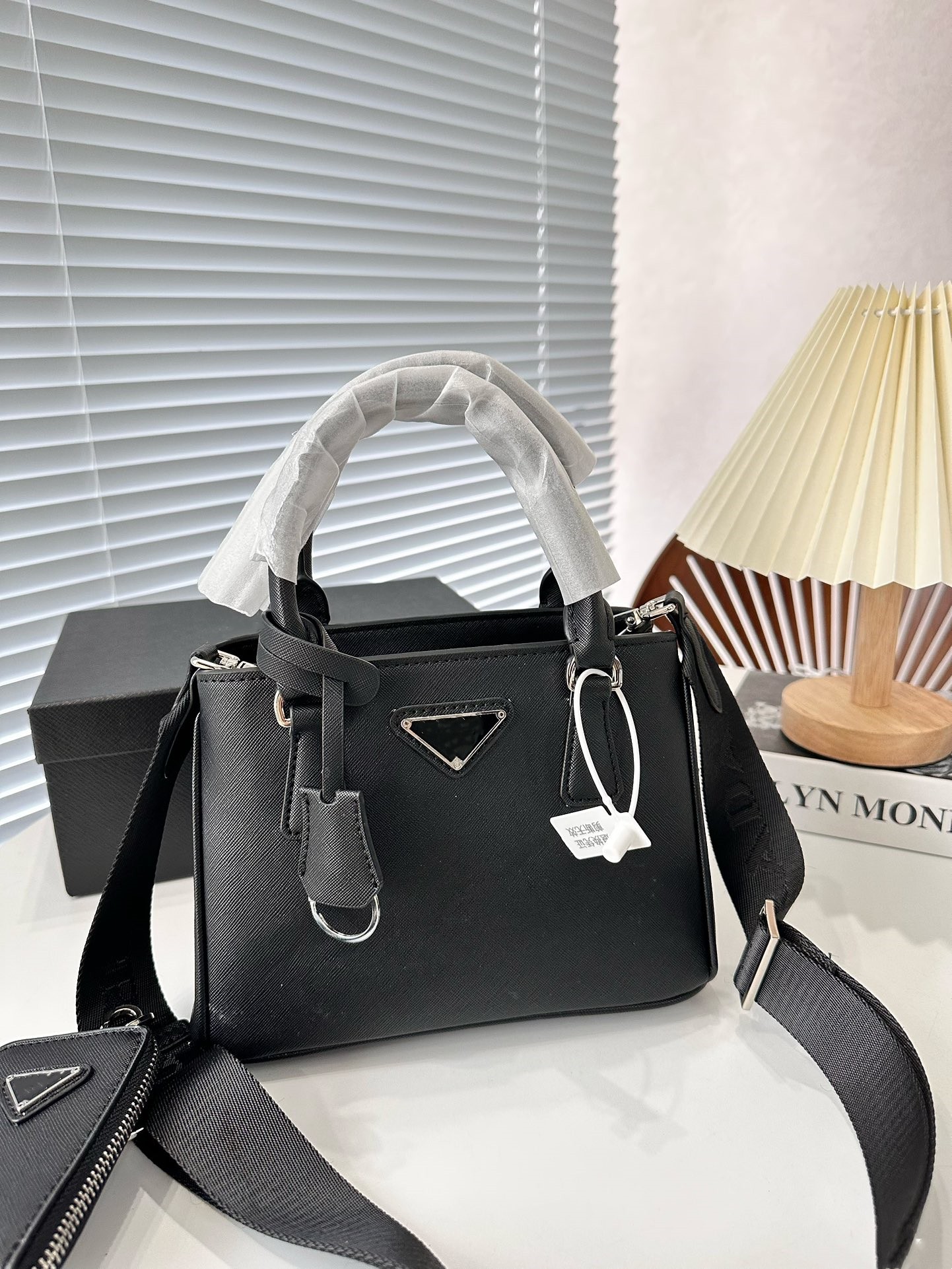 2023 New classic designer bag luxury women's leather handbag wide strap crossbody bag brand two in one hand palm print bag with coin purse card bag, Customize
2023 New classic designer bag luxury women's leather handbag wide strap crossbody bag brand two in one hand palm print bag with coin purse card bag, Customize