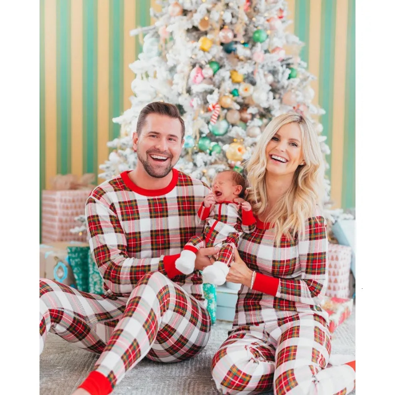 Family Matching Outfits Mother Father Baby Kids and Dog Clothes 2023 Christmas Look Red Plaid Sleepwear Thick Warm Pajamas 231129